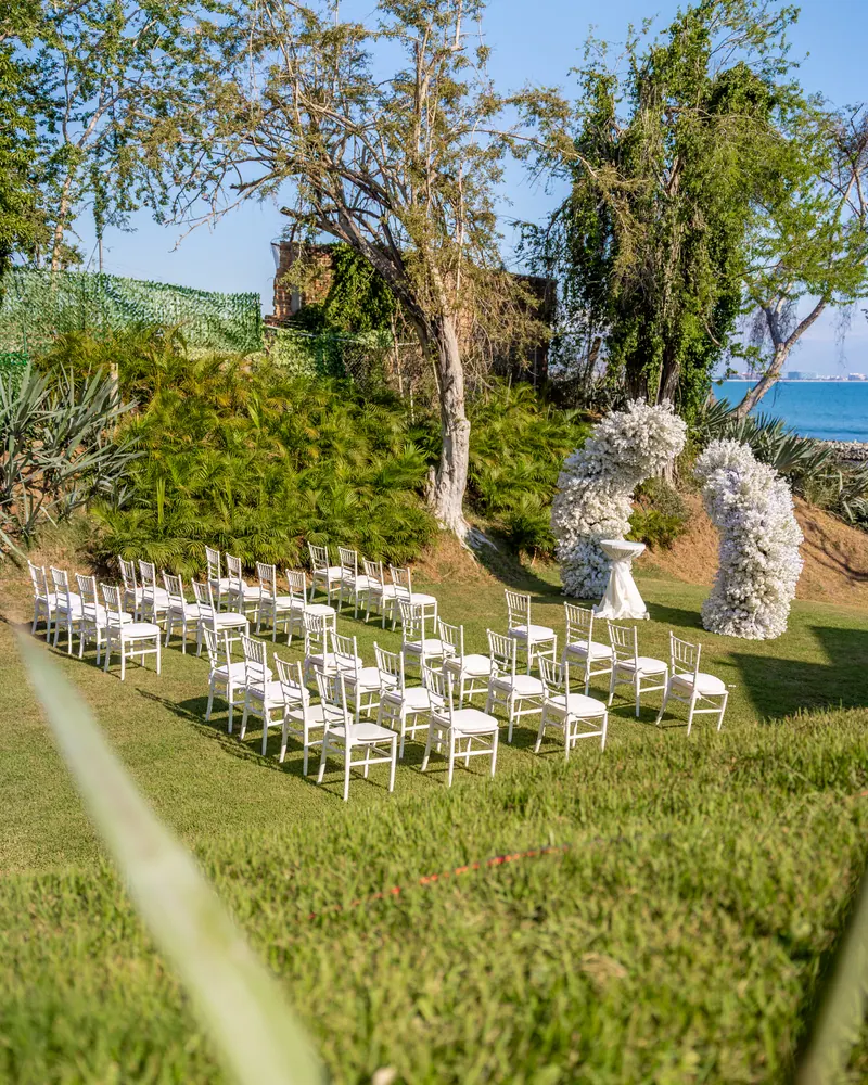 Ceremonia frente al mar con arcos de flor blanca