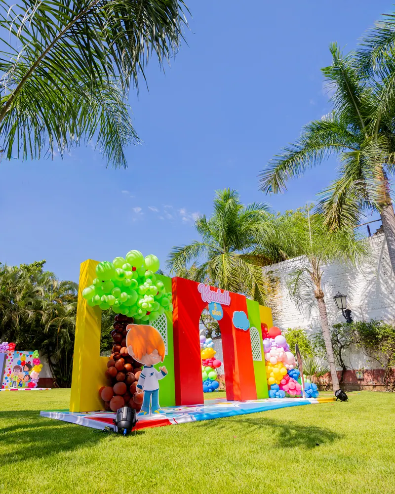 Escenografía de colores de Cuquín entre palmeras