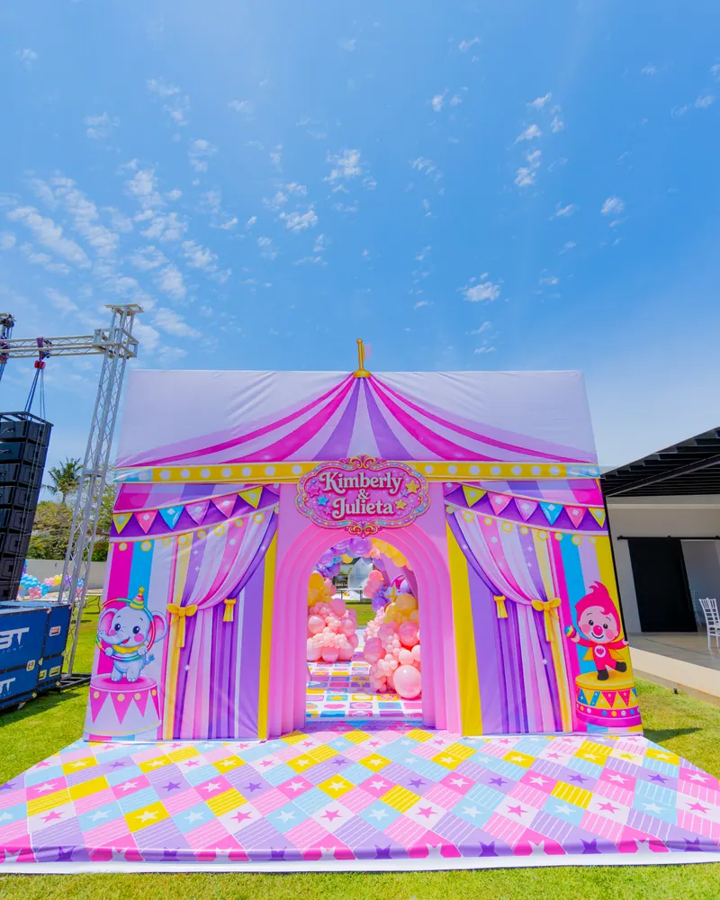 Carpa de circo en rosa y lila