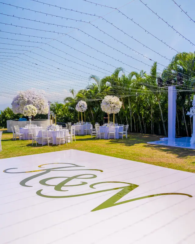 Pista blanca con el monograma de los novios, frente al mar