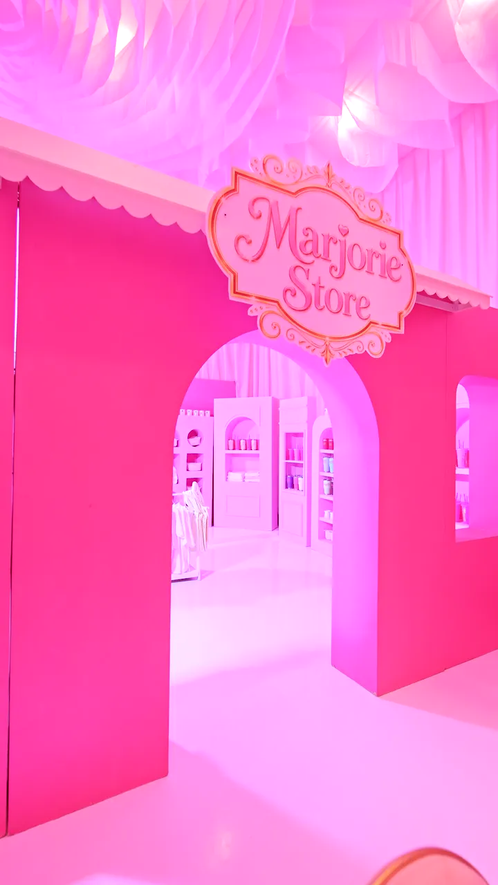 Entrada en arco a una tienda rosa montada dentro del salón