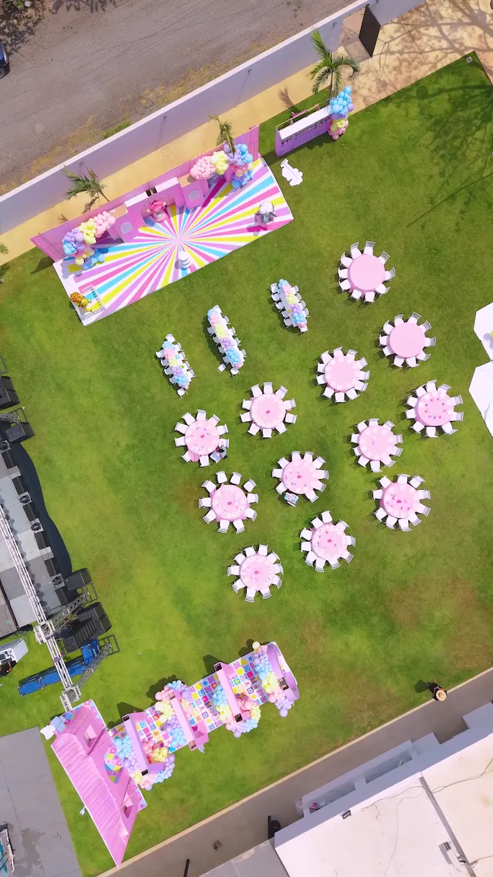 Vista aérea de las mesas en forma de flor sobre el jardín
