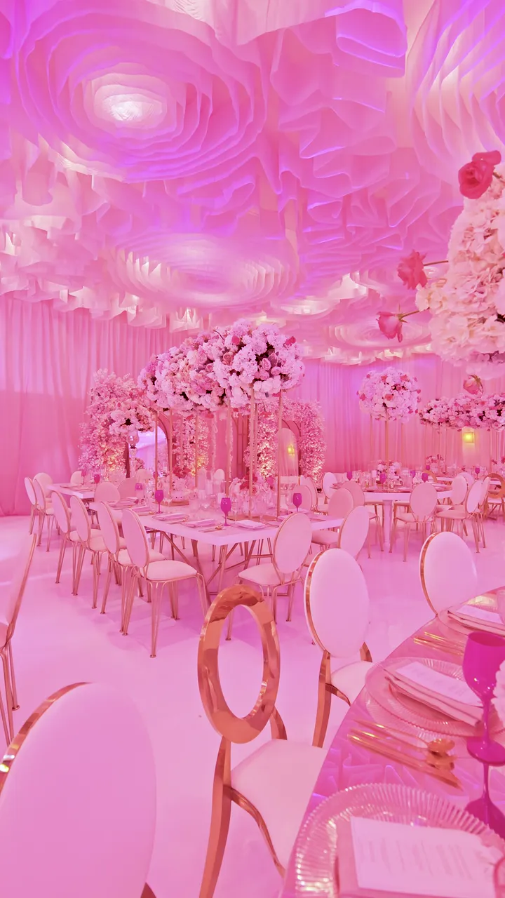 Salón entelado en rosa con arcos de flor